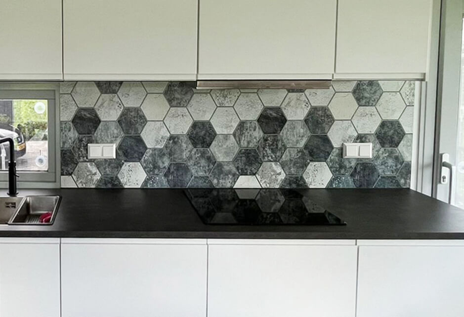 Küchenwand – Sechseckige Betonfliesenmischung