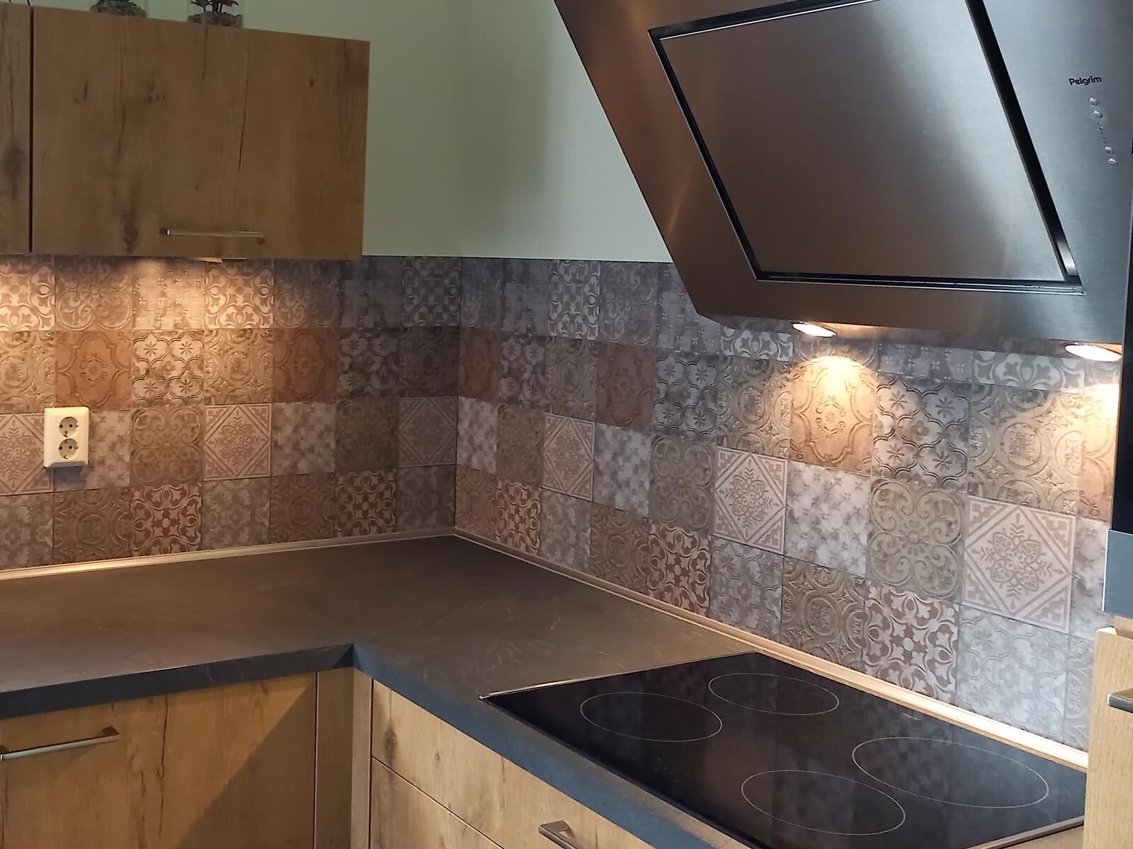 Küchenwand mit Fliesendruck – Braun