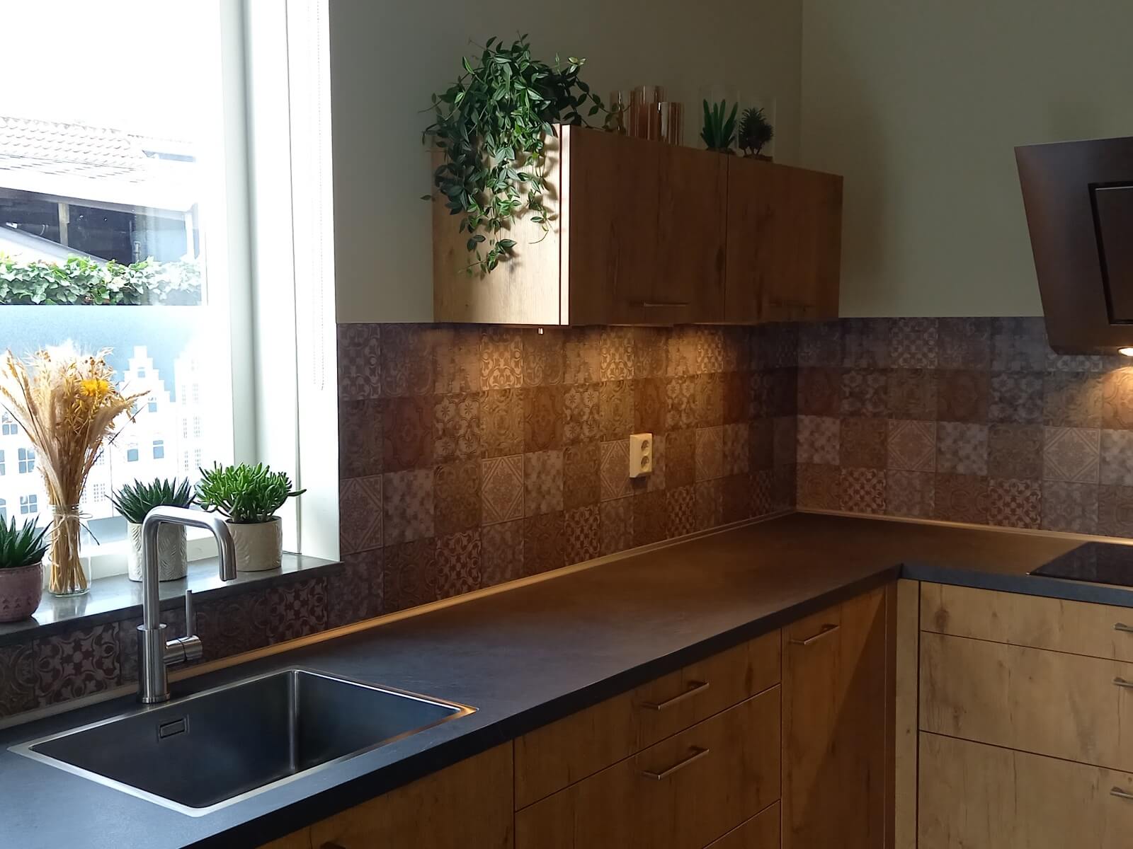 Küchenwand mit Fliesendruck – Braun
