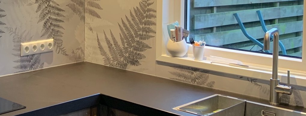 Küchenwand – Graue Farne