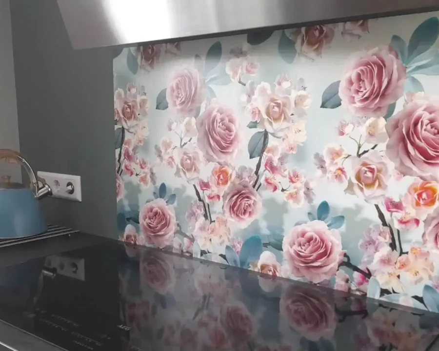 Sweet Roses spatwand DW7294 met roze rozen en kersenbloesem op lichtblauwe achtergrond in keuken