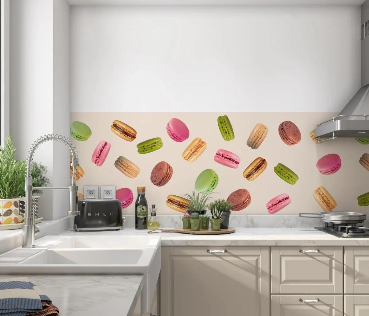 Macaron Party Butter Küchenrückwand mit farbenfrohen Macarons auf cremefarbenem Hintergrund in weißer Küche
