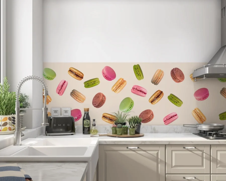 Macaron Party Butter Küchenrückwand mit farbenfrohen Macarons auf cremefarbenem Hintergrund in weißer Küche