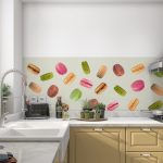 Crédence Macaron Party Pistache avec macarons colorés sur fond vert menthe dans cuisine blanche