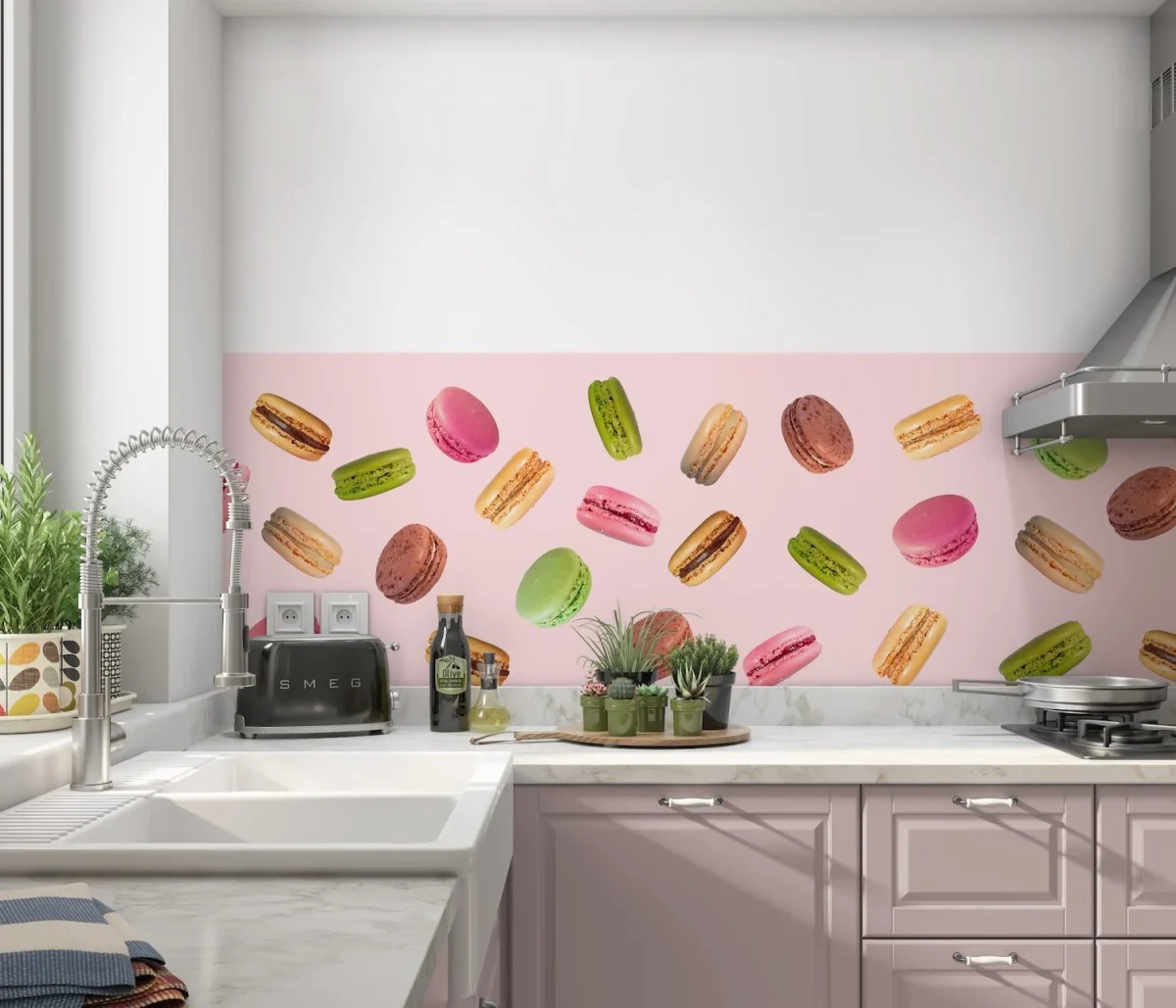 Macaron Party Pink spatwand met kleurrijke macarons op roze achtergrond in witte keuken