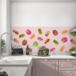 Crédence Macaron Party Pink avec macarons colorés sur fond rose dans cuisine blanche