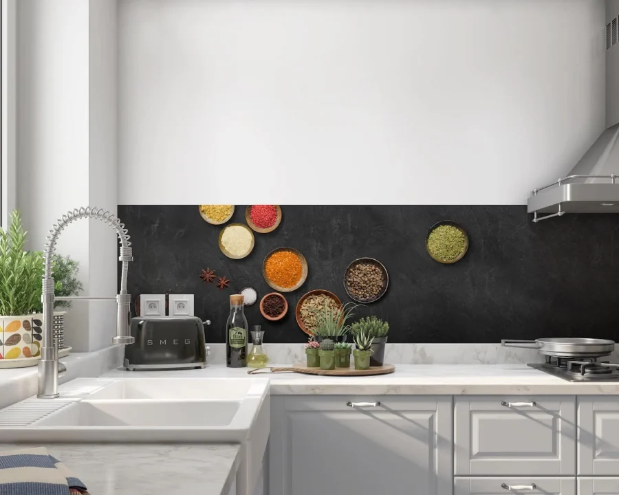Spices India Love Küchenrückwand DW4415 mit bunten Gewürzen in Schälchen auf dunklem Hintergrund