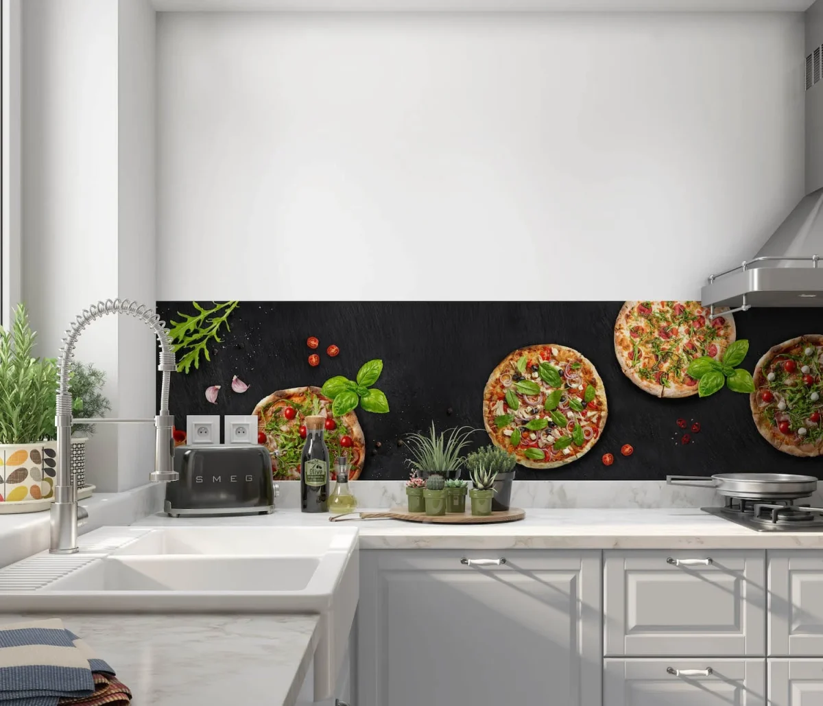 Keuken achterwand met ambachtelijke pizza's op donkere achtergrond met basilicum en tomaatjes