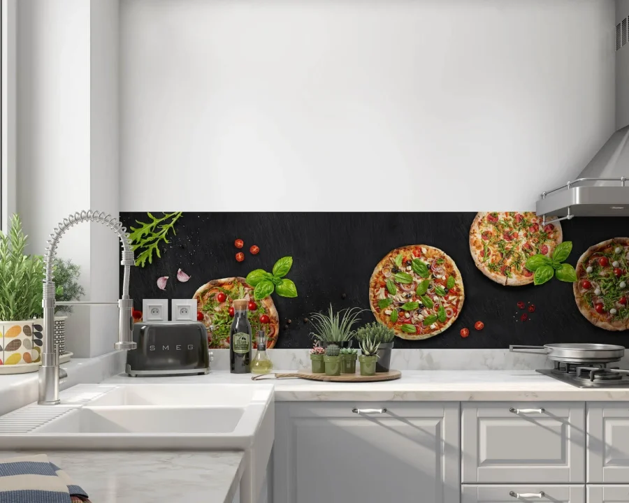 Keuken achterwand met ambachtelijke pizza's op donkere achtergrond met basilicum en tomaatjes