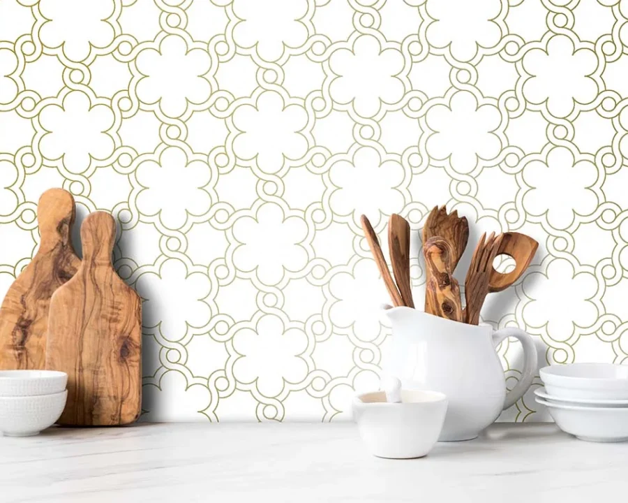 Casablanca Gold Küchenrückwand DW446104 mit marokkanischem Quatrefoil-Muster in Goldlinien auf weißem Hintergrund in der Küche