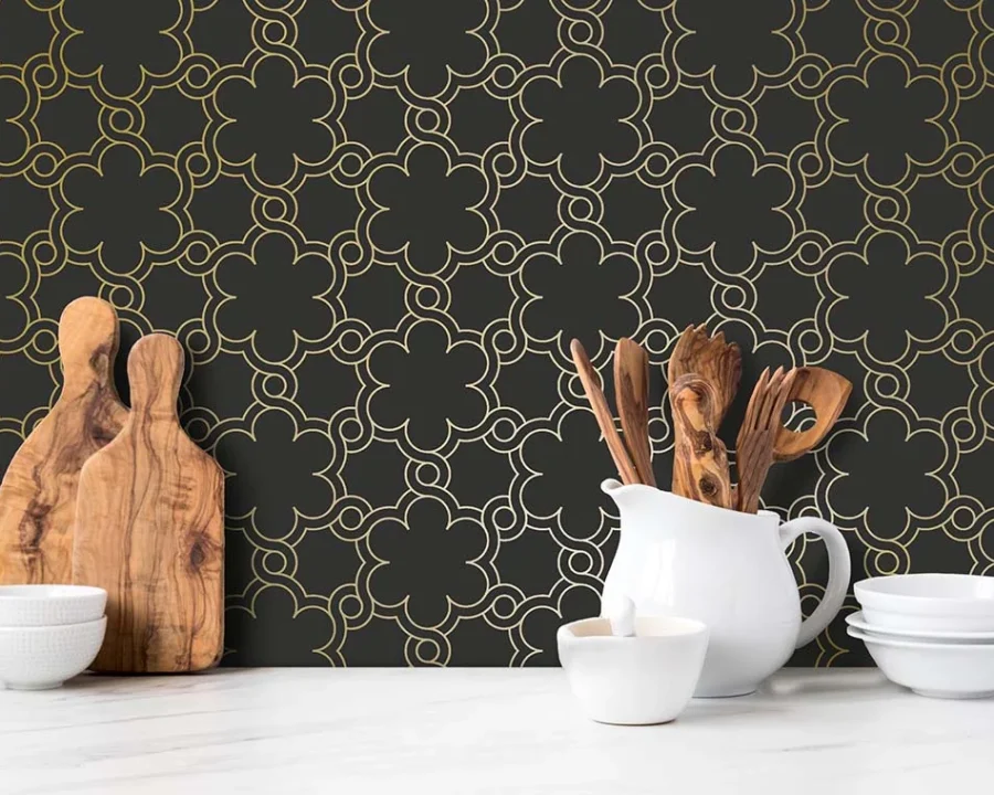Casablanca Dark/Gold spatwand DW446107 met quatrefoil-patroon in goudlijnen op donkere achtergrond in keuken