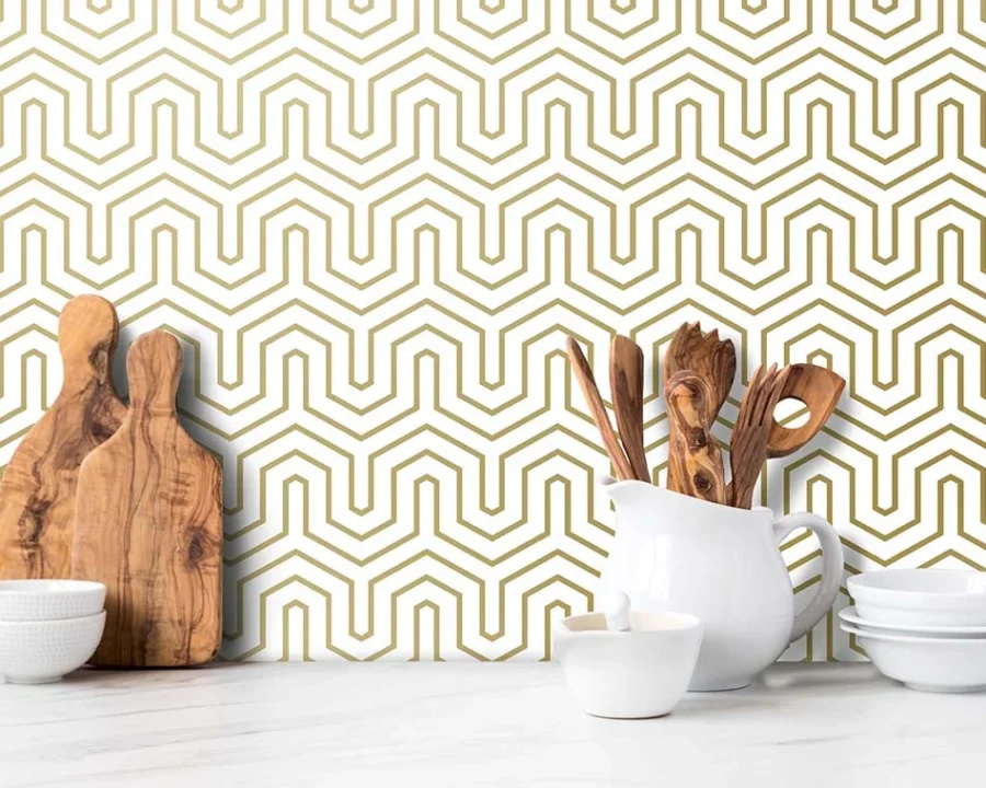 Andalous Gold Küchenrückwand DW446116 mit goldfarbenem geometrischem Labyrinth-Muster in einer weißen Küche