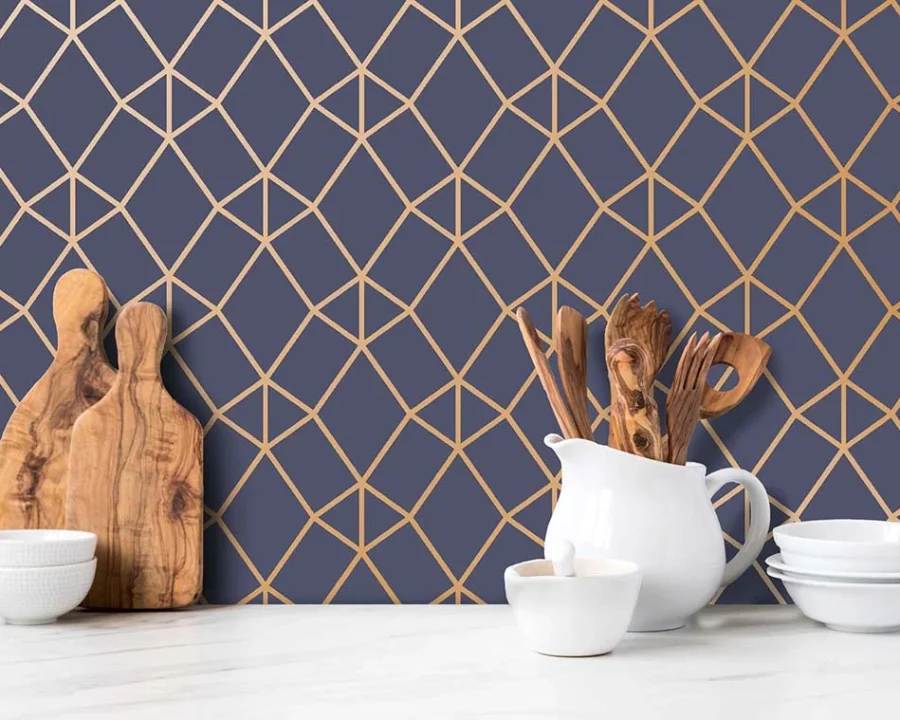 Nador Blue Rosegoud spatwand DW446133 met rosegouden ruitpatroon op donkerblauwe achtergrond in keuken