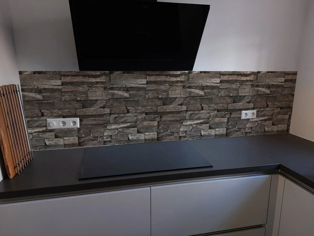 3D stacked stone strips backsplash in brown tones DW1055 in modern kitchen with dark worktop