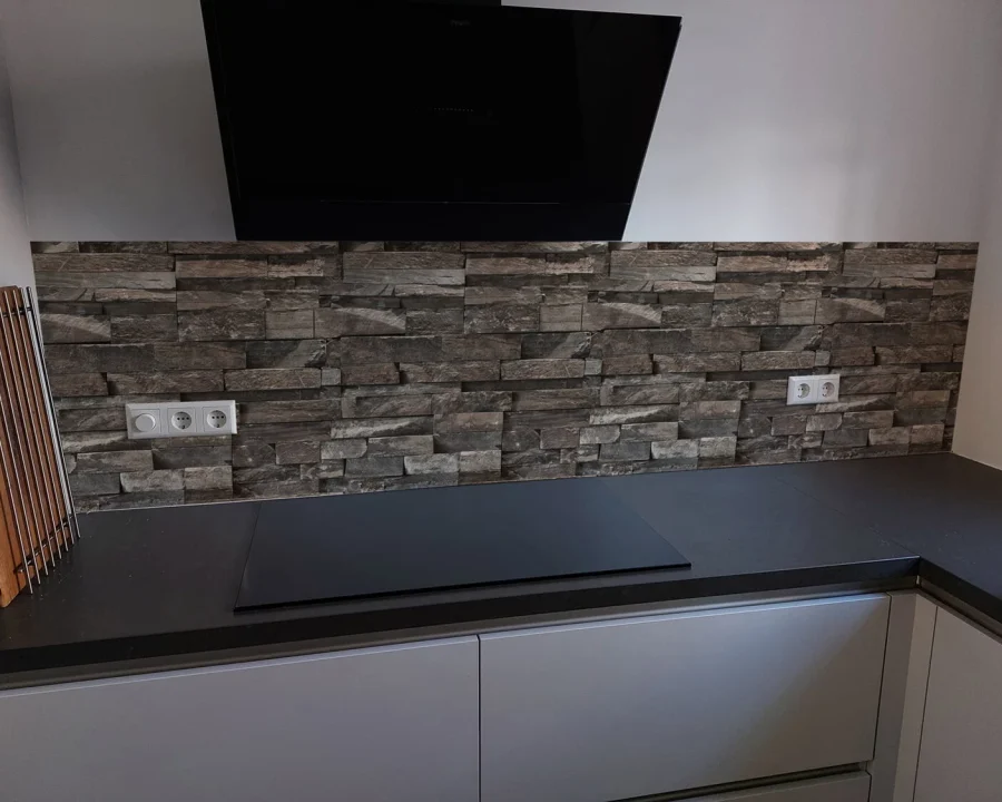 3D gestapelte Steinstreifen Küchenrückwand in Brauntönen DW1055 in moderner Küche mit dunkler Arbeitsplatte