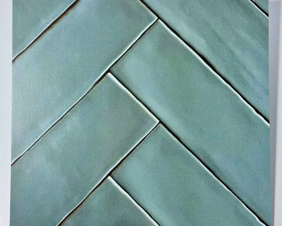 Staaltje 20x20 cm van Groene Visgraat Tegel spatwand DW1058 in zeegroen herringbone