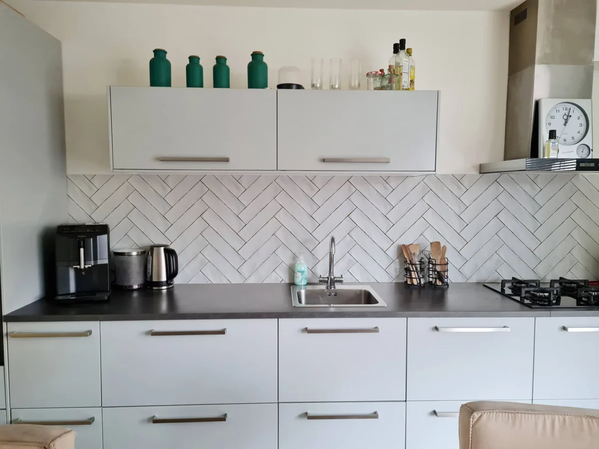 White herringbone backsplash DW1067 with subtle grout lines in modern kitchen