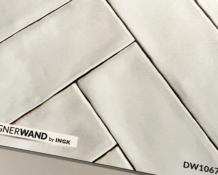 Staal van witte visgraat spatwand DW1067 met crèmewitte herringbone tegels en fijne voeglijnen.