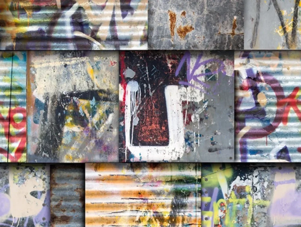 Collage de graffiti streetart coloré avec éclaboussures de peinture et tags sur métal et béton vieilli en couleurs vives