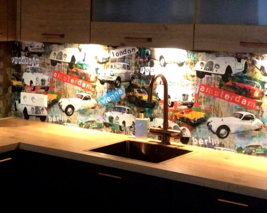 Küche mit farbenfroher Pop-Art-Küchenrückwand mit Oldtimern und Stadtbildern von Amsterdam London und Berlin in dunkler Küche