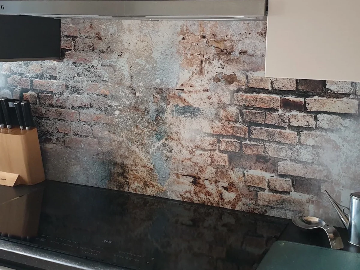 Verweerde baksteen spatwand DW2039 met rode stenen en groene oxidatie in keuken