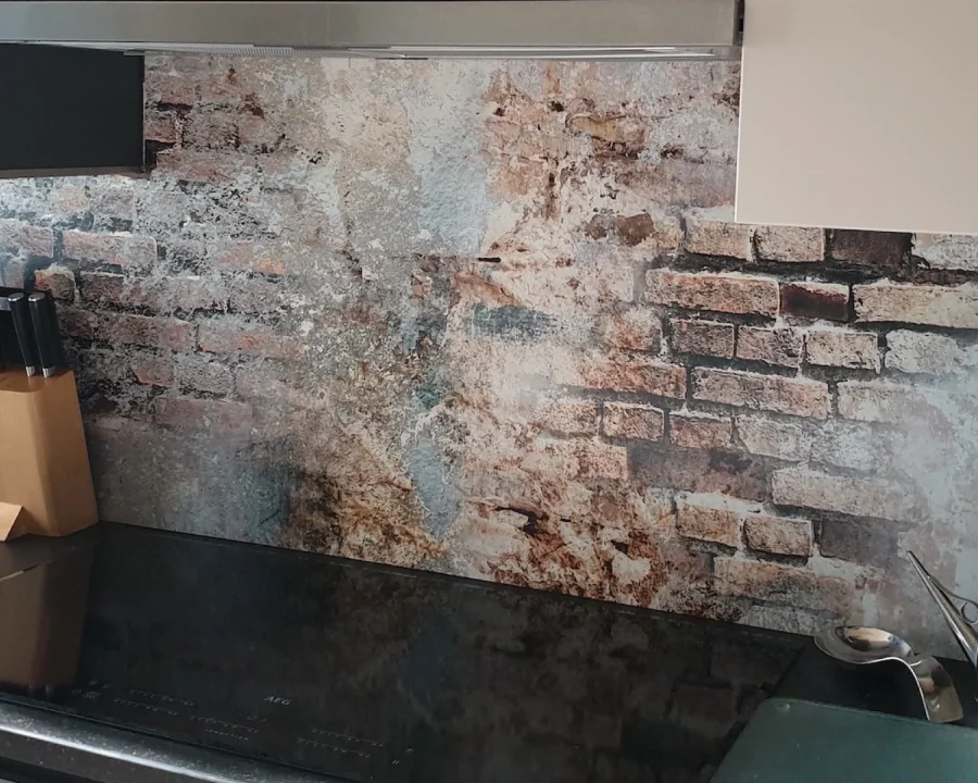 Verwitterte Backstein-Küchenrückwand DW2039 mit roten Steinen und grüner Oxidation in Küche