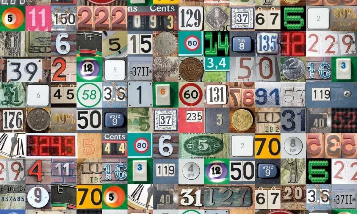 Numbers spatwand DW2041 met kleurrijke collage van vintage huisnummers en straatbordjes