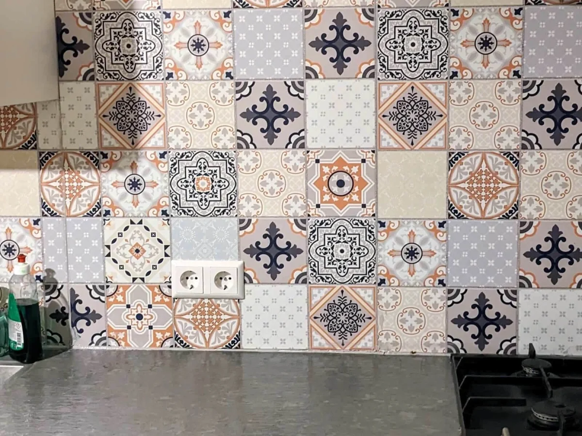 Portugese tegels spatwand Feldspar met oranje en blauwe patronen in keuken DW3301