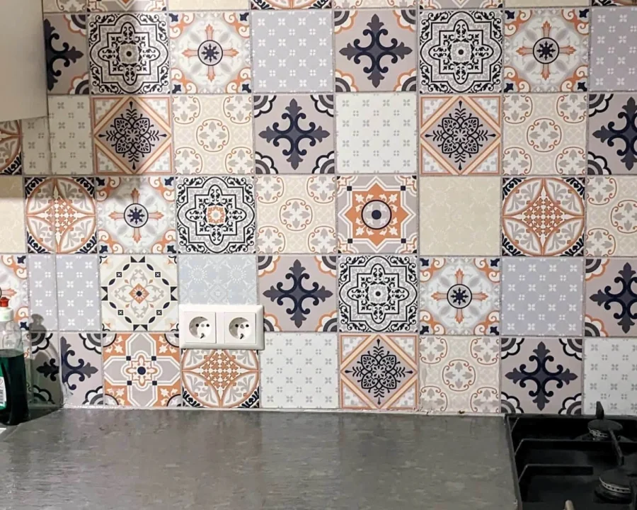 Portugese tegels spatwand Feldspar met oranje en blauwe patronen in keuken DW3301