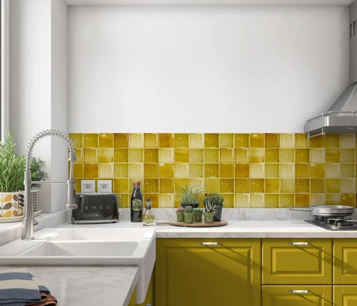Crédence carrelage antique Lemon Ginger en tons ocre jaune montée dans une cuisine blanche moderne avec plan de travail en marbre