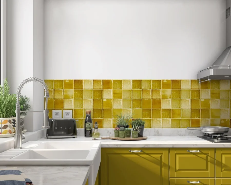 Lemon Ginger antike Fliesen Küchenrückwand in ockergelben Tönen montiert in moderner weißer Küche mit Marmorarbeitsplatte