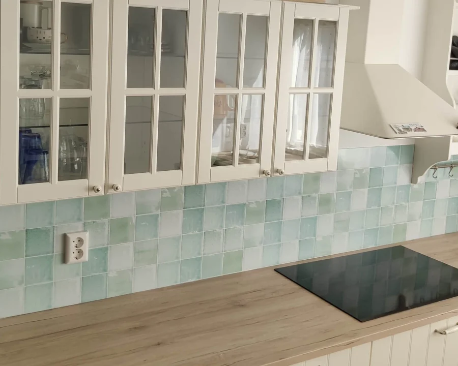 Mintgroene antieke tegel spatwand Nebula DW3312 in witte landelijke keuken met houten werkblad