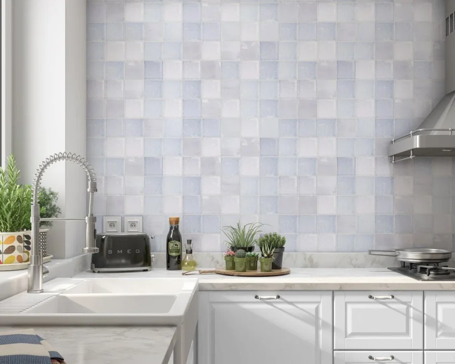Crédence carrelage antique bleu lavande Mystic DW3313 dans une cuisine blanche avec plan de travail en marbre