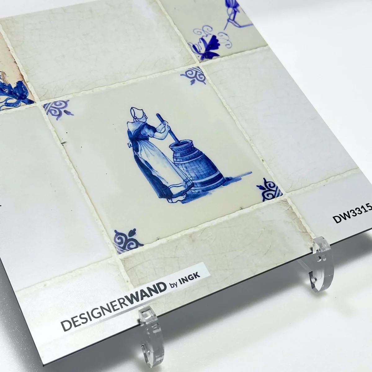 Staal van DW3315 spatwand met klassieke Delfts blauwe figuurtjes op witgeglazuurde tegels