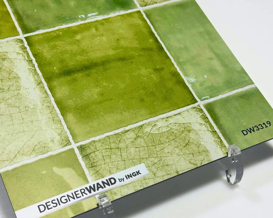 Muster der antiken Fliesen-Küchenrückwand Green Teal DW3319 mit oliv- und salbeigrünen Glasurfliesen.