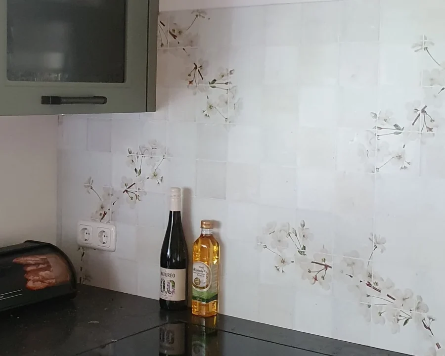 Antike cremeweiße Fliesen Küchenrückwand mit Blütenzweigen DW3321 in Küche mit dunkler Arbeitsplatte