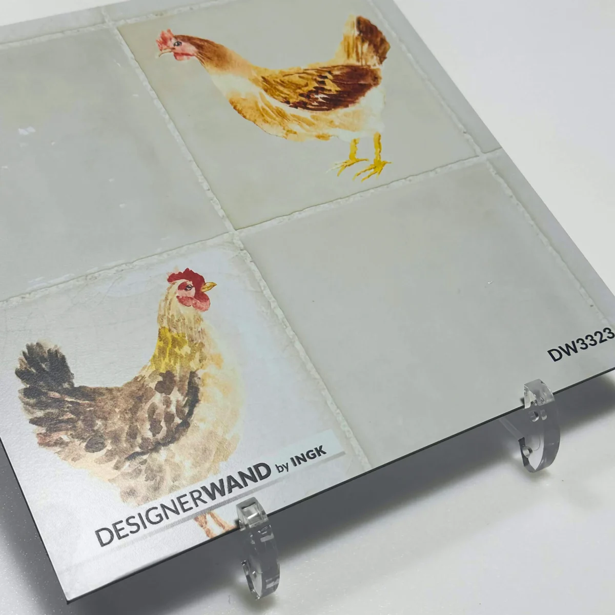 Échantillon de la crédence DW3323 avec poules aquarelle colorées sur carreaux antiques blanc crème vieillis