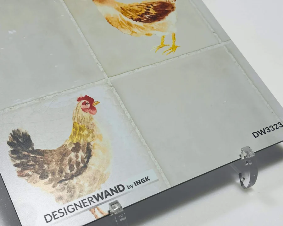 Muster der Küchenrückwand DW3323 mit bunten Aquarellhühnern auf verwitterten cremeweißen antiken Fliesen