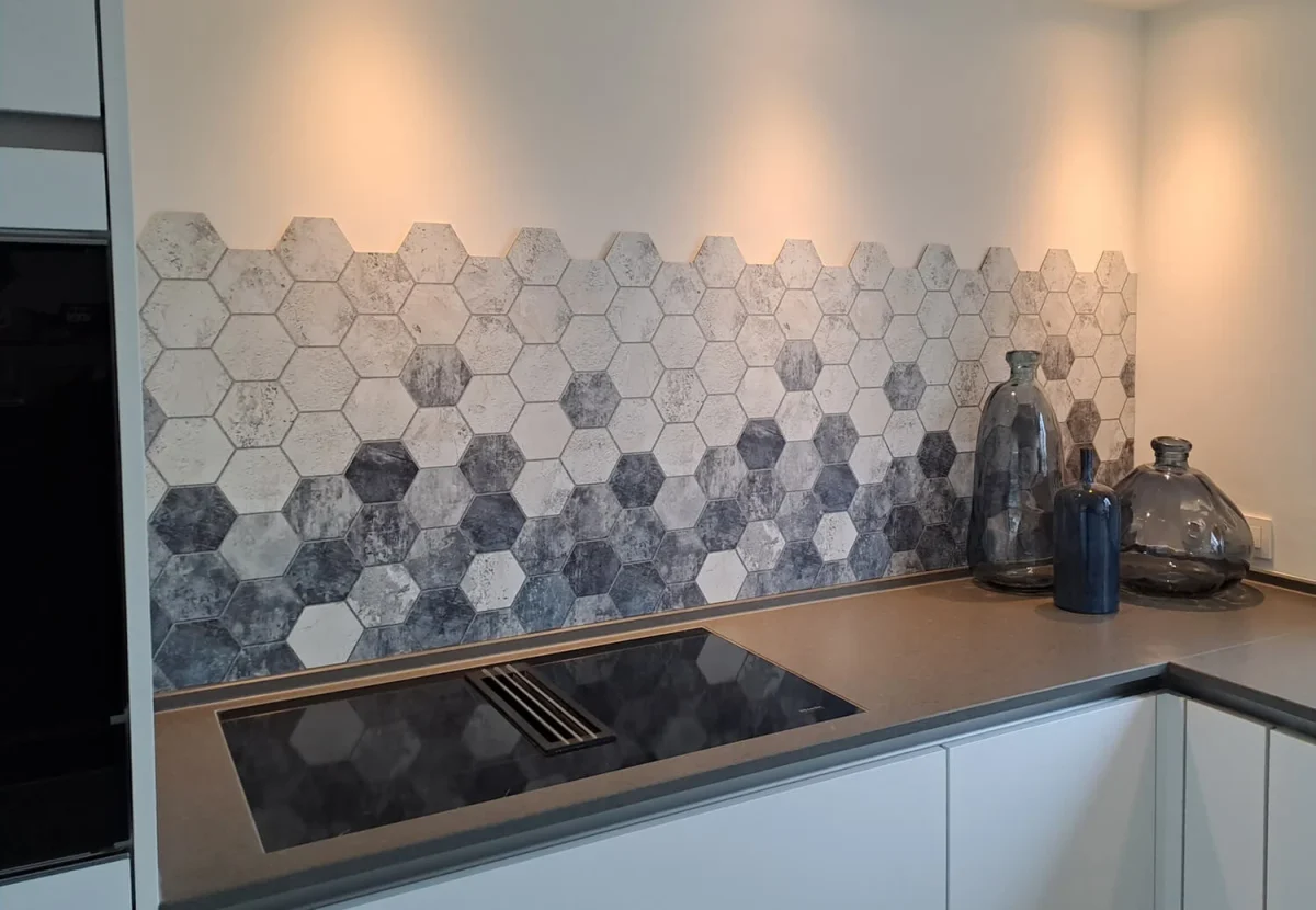 Hexagon beton tegel mix spatwand DW3325 met kleurverloop van licht marmer naar donker antraciet in moderne keuken