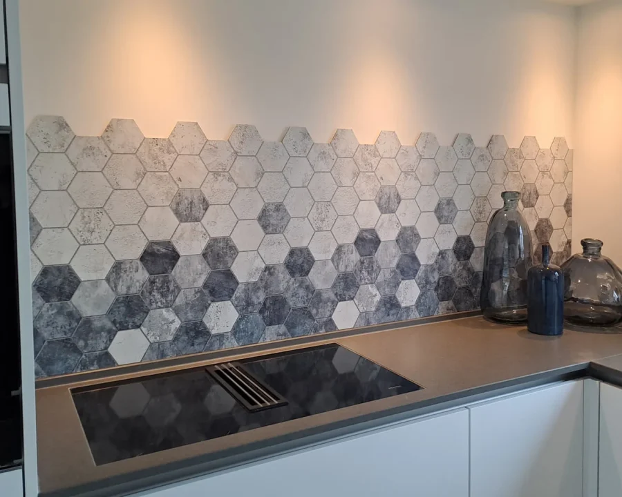 Hexagon beton tegel mix spatwand DW3325 met kleurverloop van licht marmer naar donker antraciet in moderne keuken