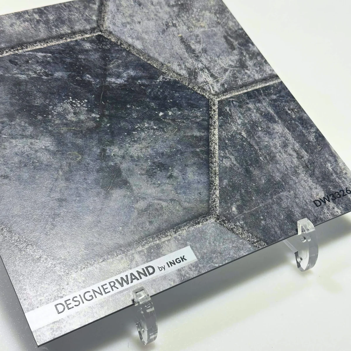Échantillon DW3326 Hexagone Béton Foncé en anthracite et gris foncé avec structure patinée