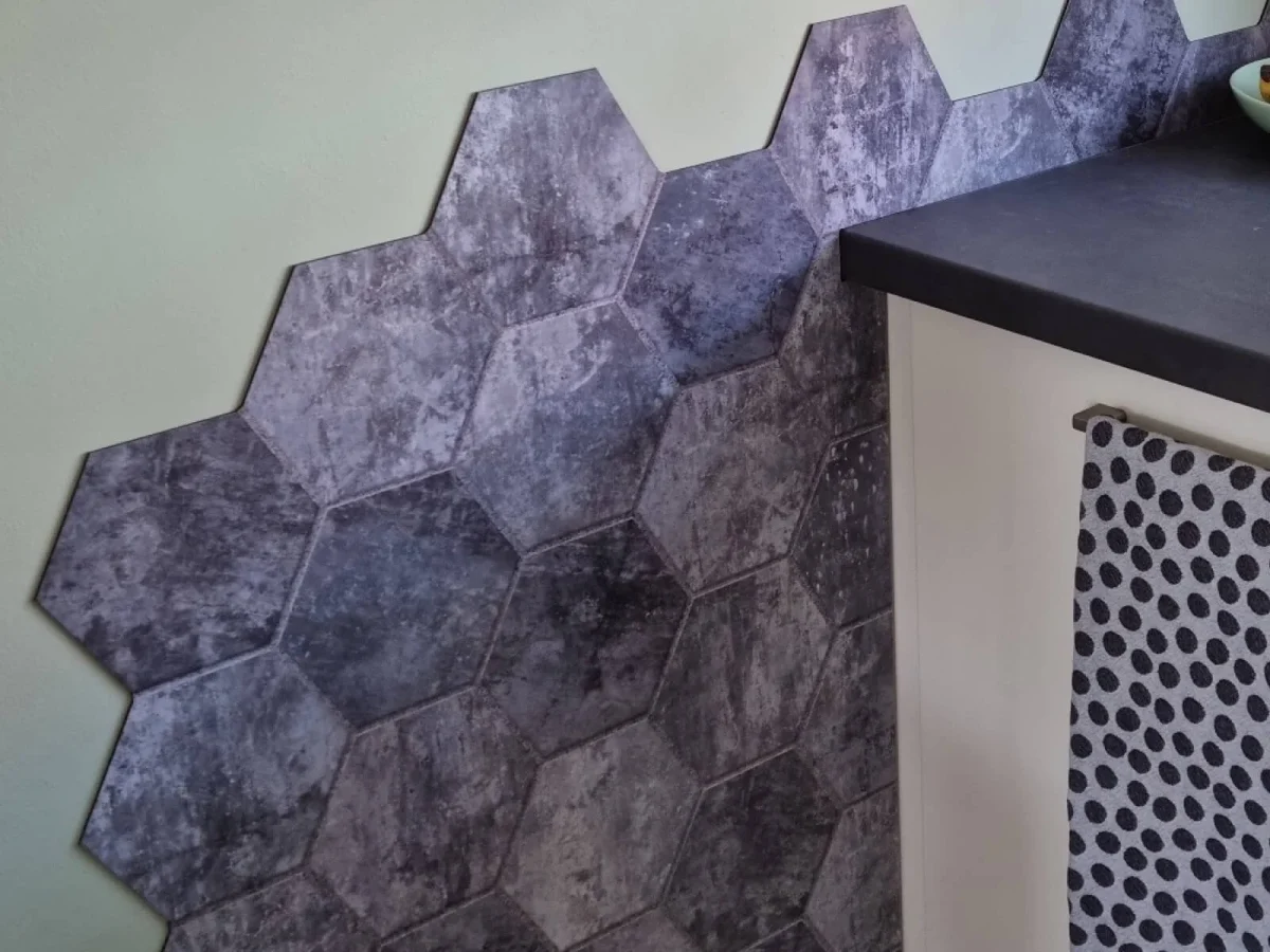 Crédence hexagone béton foncé DW3326 avec carreaux hexagonaux anthracite à côté d'un plan de travail foncé
