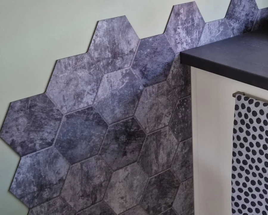 Hexagon dunkle Beton Küchenrückwand DW3326 mit Anthrazit sechseckigen Fliesen neben dunkler Arbeitsplatte