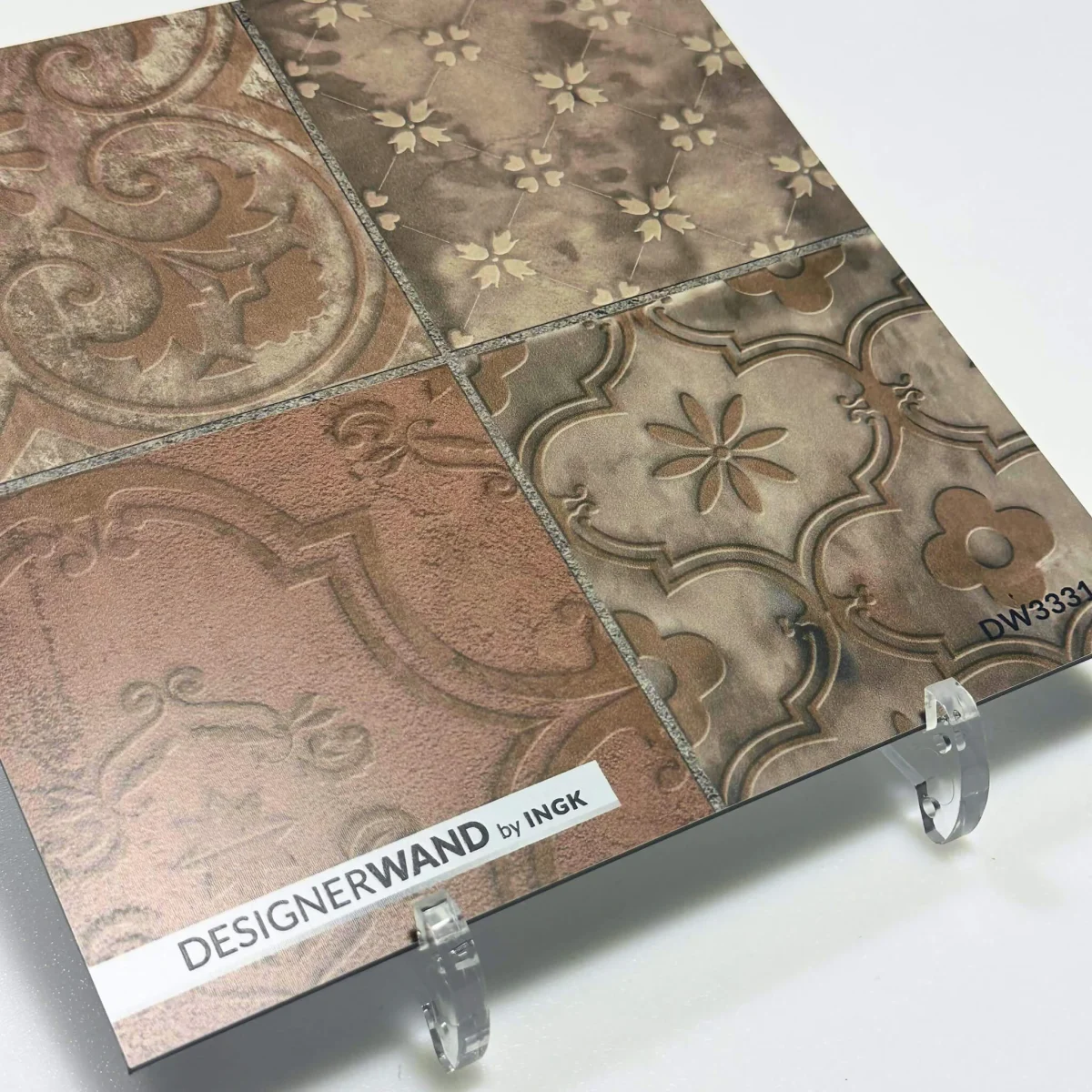 Musterstück DW3331 Fliesen-Druck Braun mit verwitterten Zierfliesen in Kupfer, Taupe und Grau
