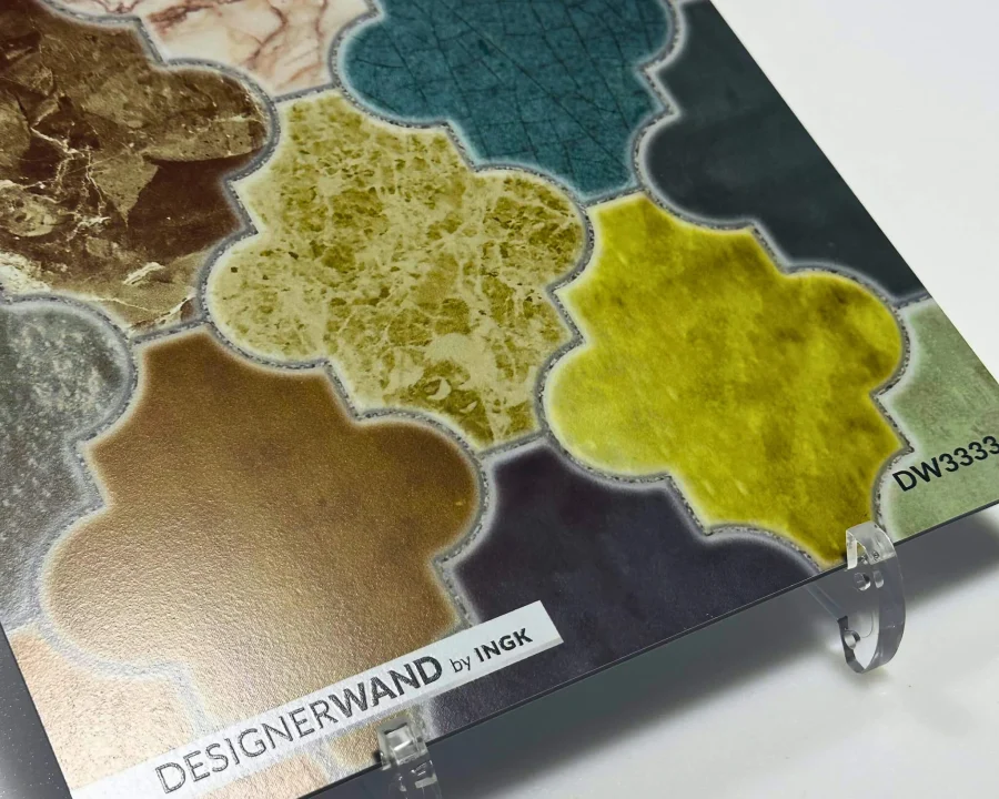 Musterstück DW3333 Bleiglas Beige mit Arabesken-Fliesen in Sand, Ocker, Oliv und Terrakotta