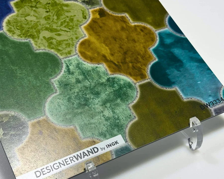 Musterstück DW3334 Bleiglas Grün mit Arabesken-Zellij-Fliesen in Tiefgrün, Türkis und Ockergold