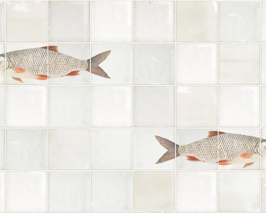 Antikes Fliesendesign Küchenrückwand mit zwei Süßwasserfischen auf verwitterten weißen Fliesen DW3336
