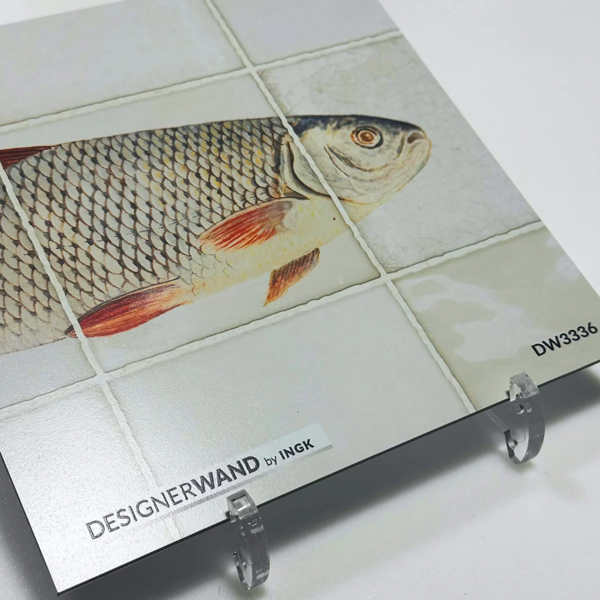 20x20 cm Muster der DW3336 Küchenrückwand mit antiker Fliesenoptik und Fischmotiv