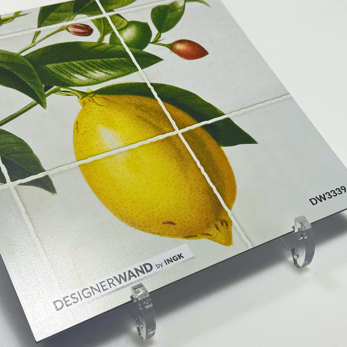 Staal 20x20 cm van DW3339 spatwand met antieke tegellook en gele citroentak