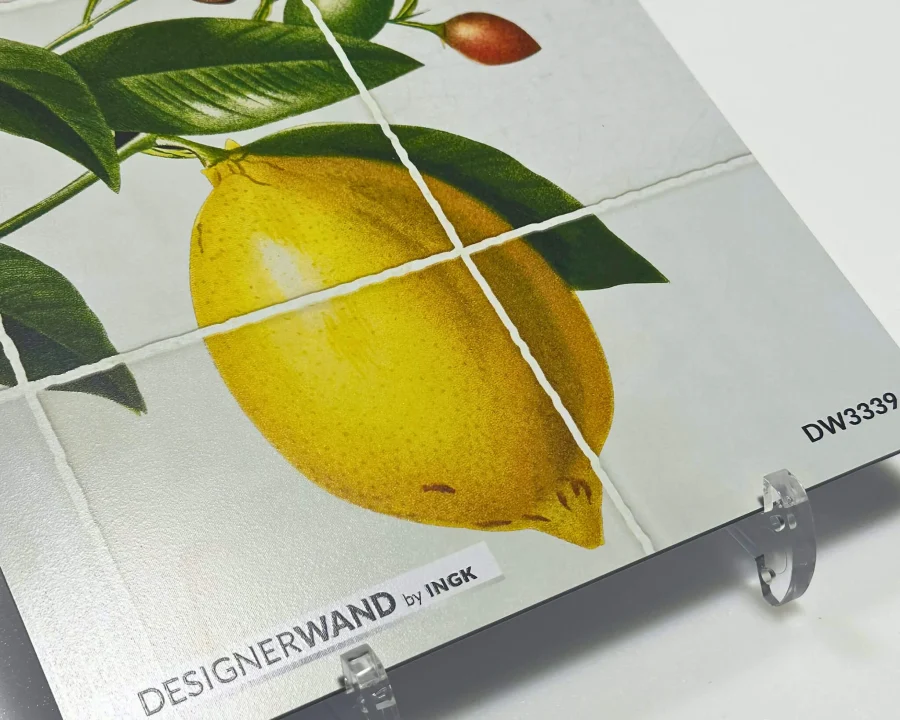 20x20 cm Muster der DW3339 Küchenrückwand mit antiker Fliesenoptik und gelbem Zitronenzweig